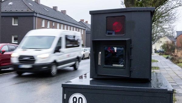 Blitzer in Kamp-Lintfort mit pinker Farbe beschmiert: Polizei sucht Zeugen