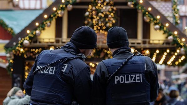 Mit Messer auf Weihnachtsmarkt: Täter entkommt aus Psychiatrie