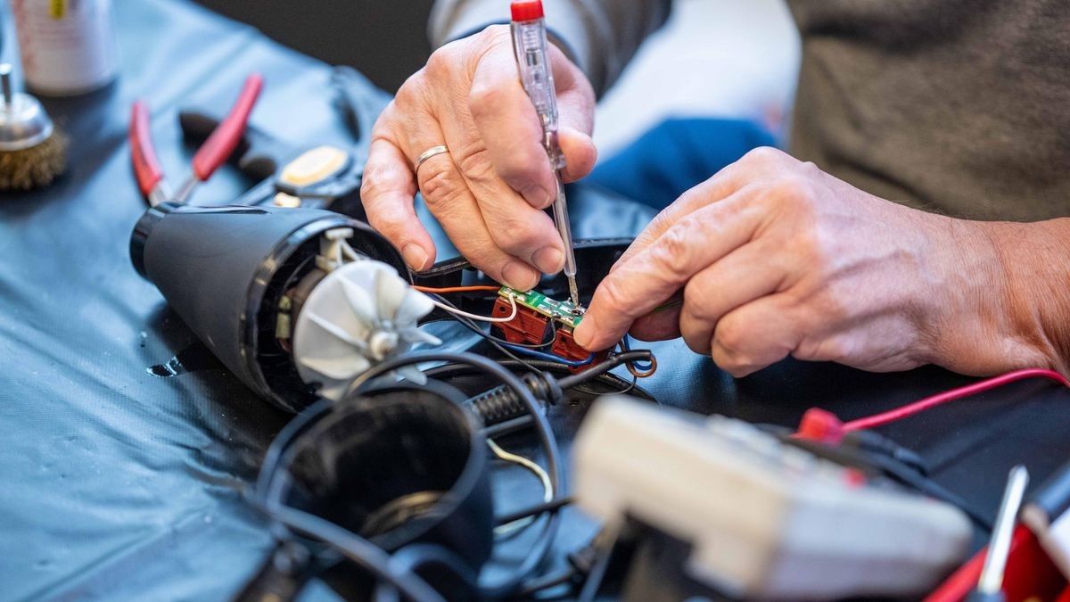 Gerät kaputt? Repair Café macht Föhn und Radio kostenlos heil