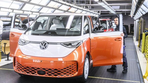 Hoppla, ID.Buzz: VW‘s elektrischer Bulli dreht plötzlich auf