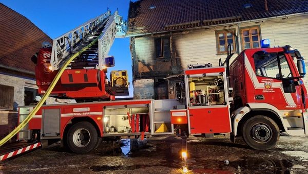 Ein Wohnhaus steht bei Osterode in Flammen: War es Brandstiftung?