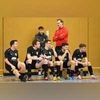 Tonndorfs Trainer Willi Neumann hinter fünf seiner Pokalhelden: Niklas Steinmetz, Fabian Reinboth, Tom Möller, Jonas Singer und Franjo Keyser (von links). Tonndorfs Trainer Willi Neumann hinter fünf seiner Pokalhelden: Niklas Steinmetz, Fabian Reinboth, Tom Möller, Jonas Singer und Franjo Keyser (von links).