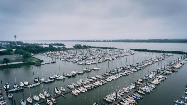 Elbe: Größte Solar-Anlage der Region am Yachthafen installiert