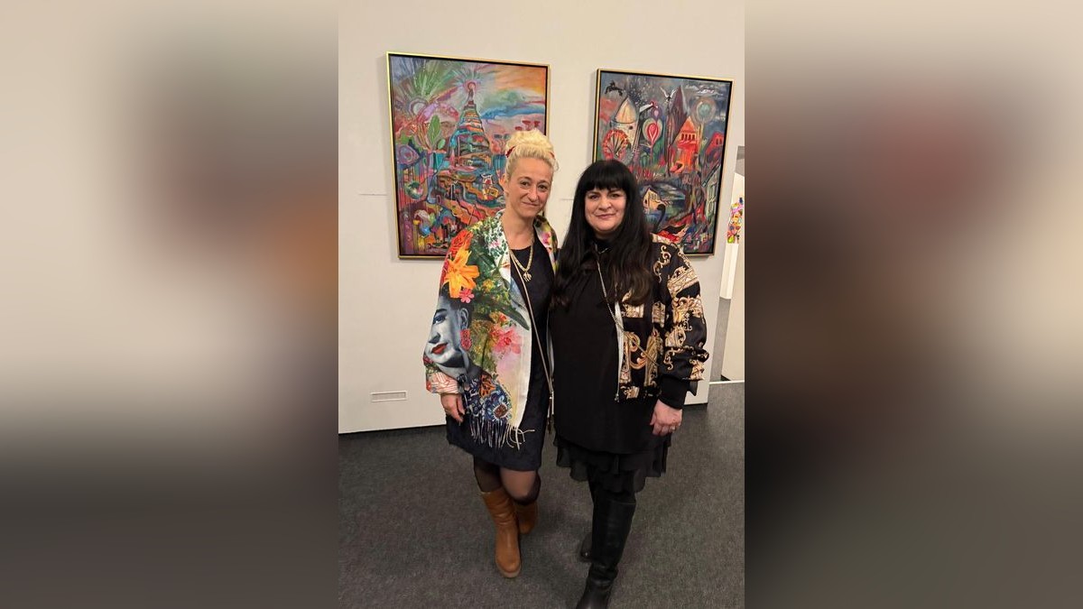 Sonja Suss (links) und Yvonne Neubeck-Aslan aus Mühlhausen stellen im Schloss Dryburg in Bad Langensalza, der Heimstatt des Vereins Kunstwestthüringer, aus. Thema der Ausstellung: „Alles im Wunderland – Wenn Frauen träumen“.