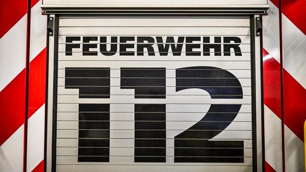 Lagerhalle im Bottroper Süden brennt: Feuewehr im Einsatz