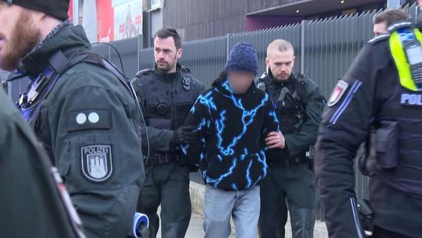 Mit gezücktem Messer über Weihnachtsmarkt: Mann steht vor Gericht