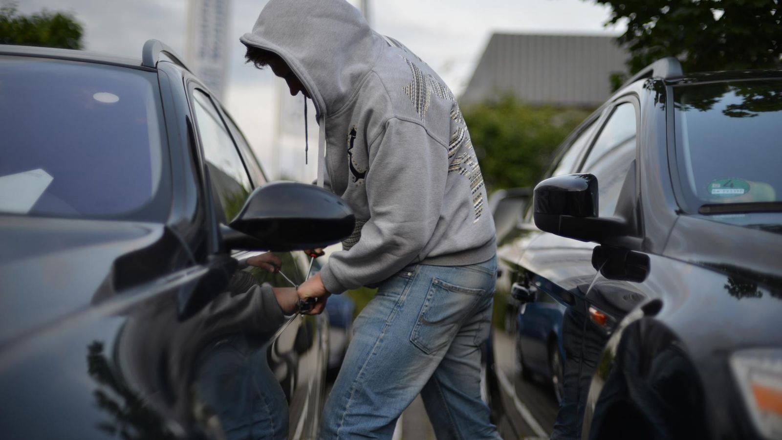 Letmathe-Scheibe-eingeschlagen-und-Autos-durchsucht