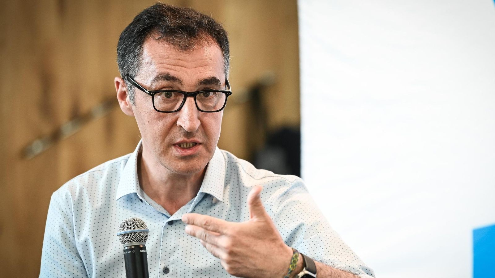Cem-zdemir-fordert-Social-Media-Verbot-f-r-Unter-16-J-hrige