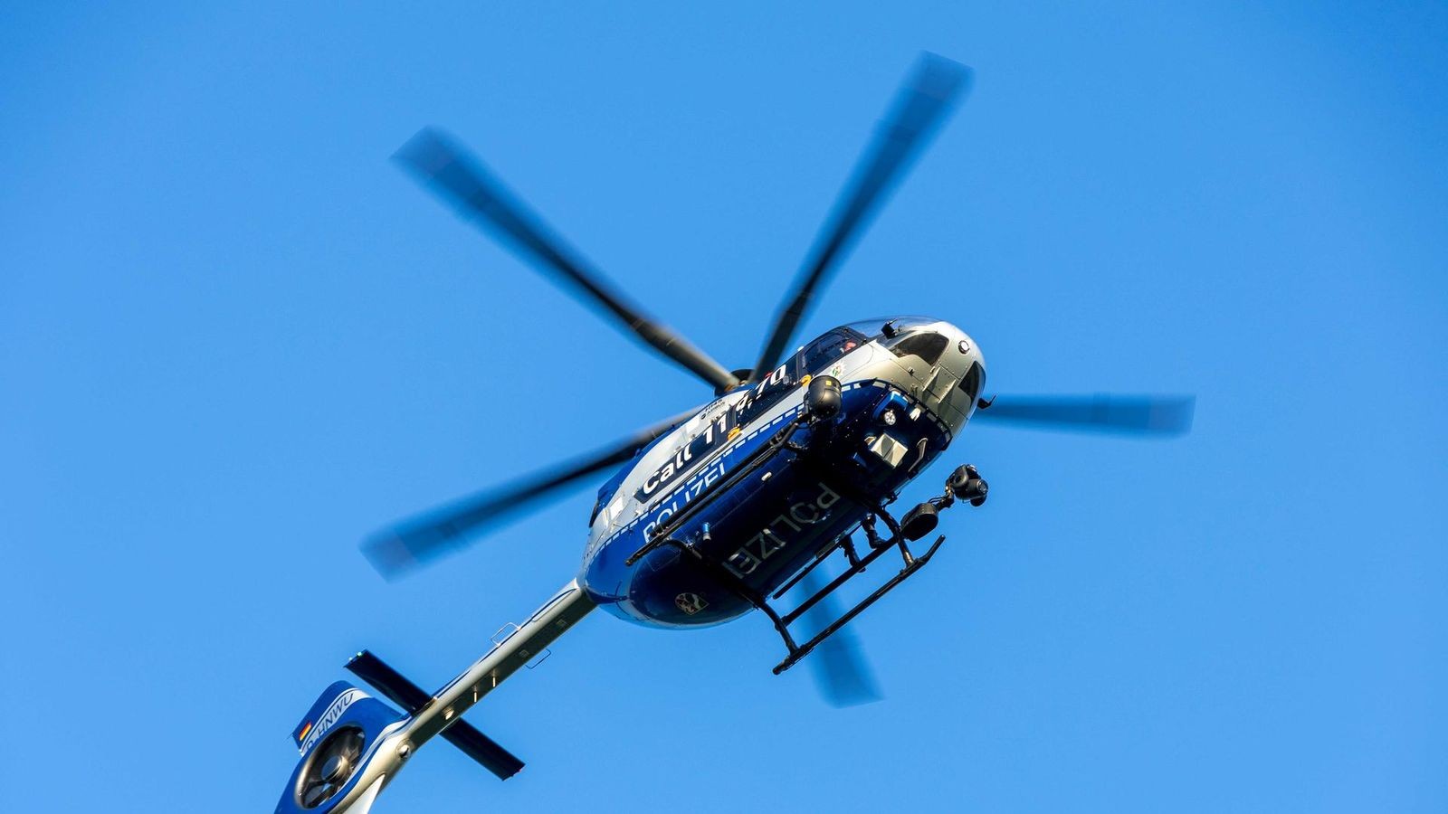 Gro-einsatz-Polizeihubschrauber-kreist-ber-Autobahn