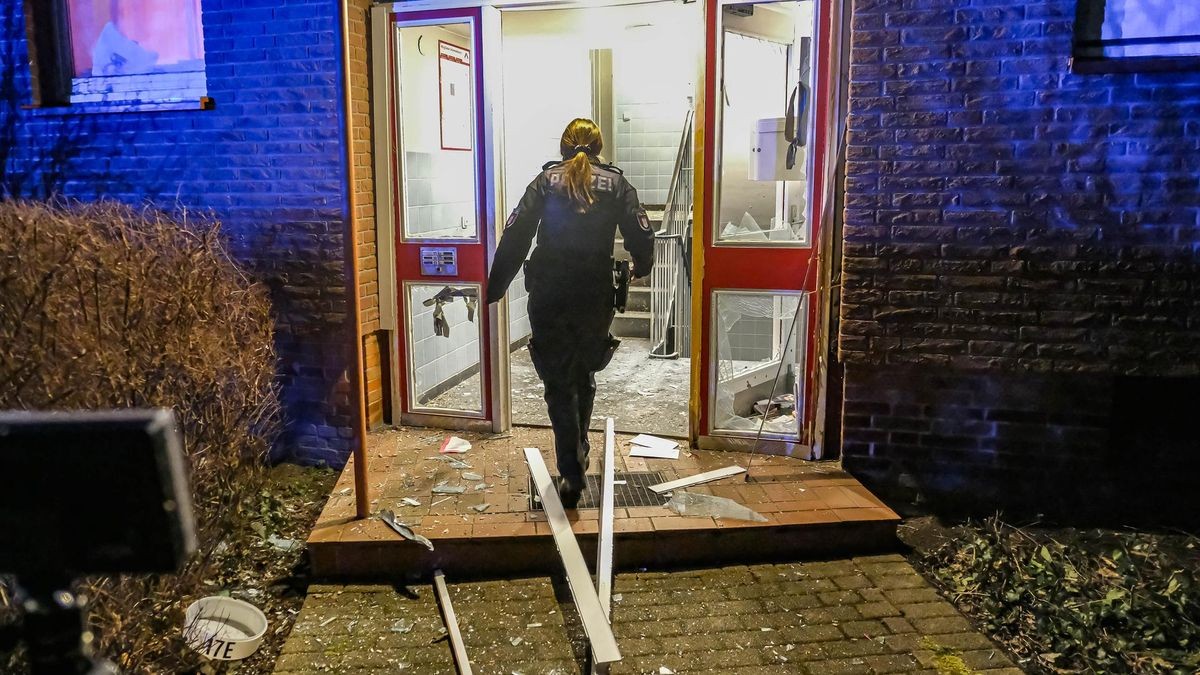 Explosion in Hamburg Lauter Knall in Mehrfamilienhaus Türen herausgerissen