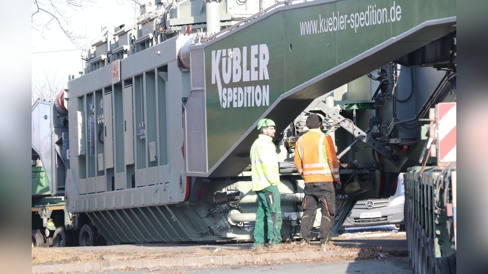 Achtung-Geschenk-Beitrag-des-Monats-Februar-Schwerlasttransport-wird-in-Weida-zum-Publikumsmagnet