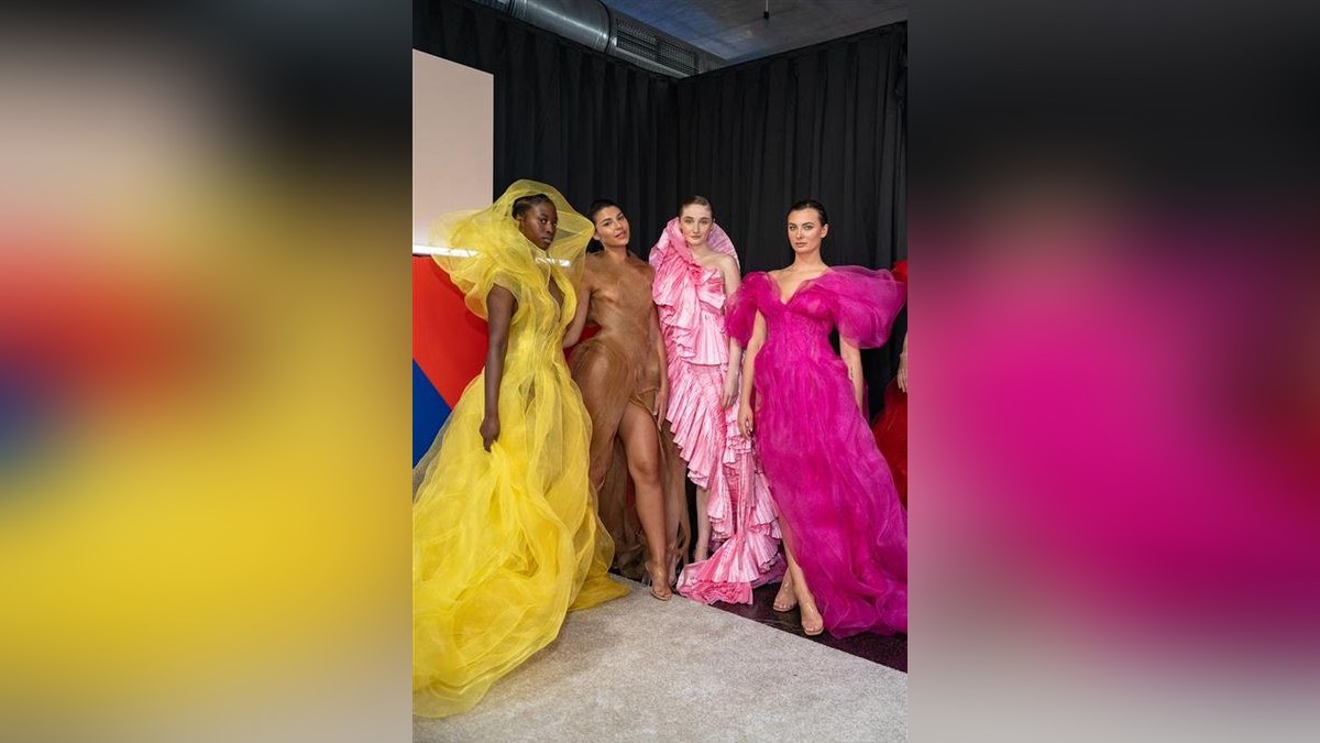 Kurz vor der Modenschau: Indra (im rosa Kleid) und ihre Konkurrentinnen in Kleidern von Designerin Lessja Verlingieri.