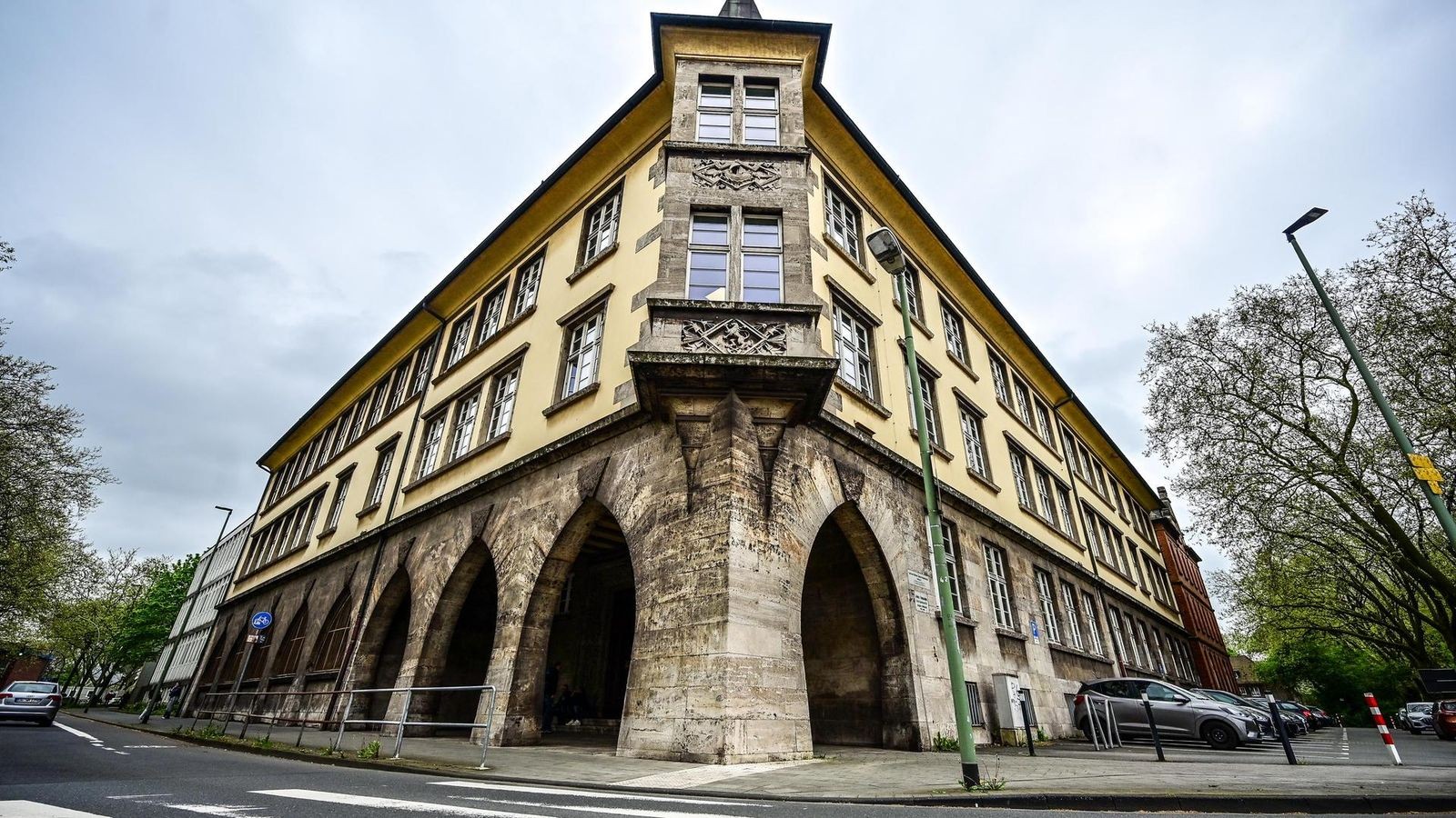 Kellerfund-120-Jahre-alte-Personalakte-in-Duisburger-Gesamtschule-geborgen