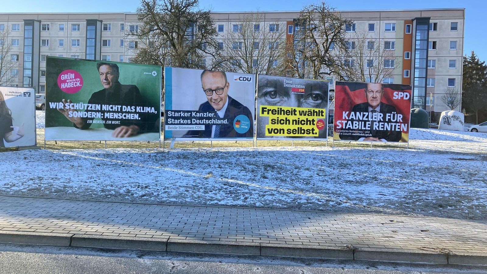 SaaleHolzlandKreis Narren auf dem Weg ins Wahllokal
