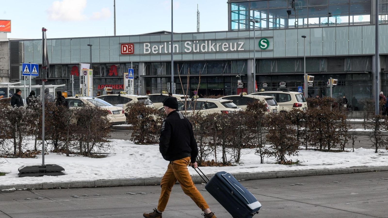 Hildegard-Knef-Platz-Vor-Bahnhofseingang-ein-Denkmal-setzen-