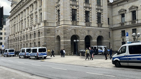 Angriff auf Teilnehmer von Iran-Mahnwache – Polizei nimmt Personen in Gewahrsam