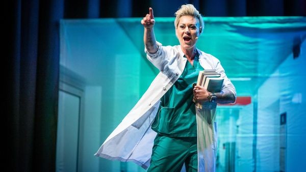 Doc Caro verordnet in ihrer Show in Mülheim das Lachen – ganz ohne Arzt-Latein
