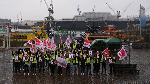 Warnstreik stoppt Fähren und Containerschiffe auf der Elbe