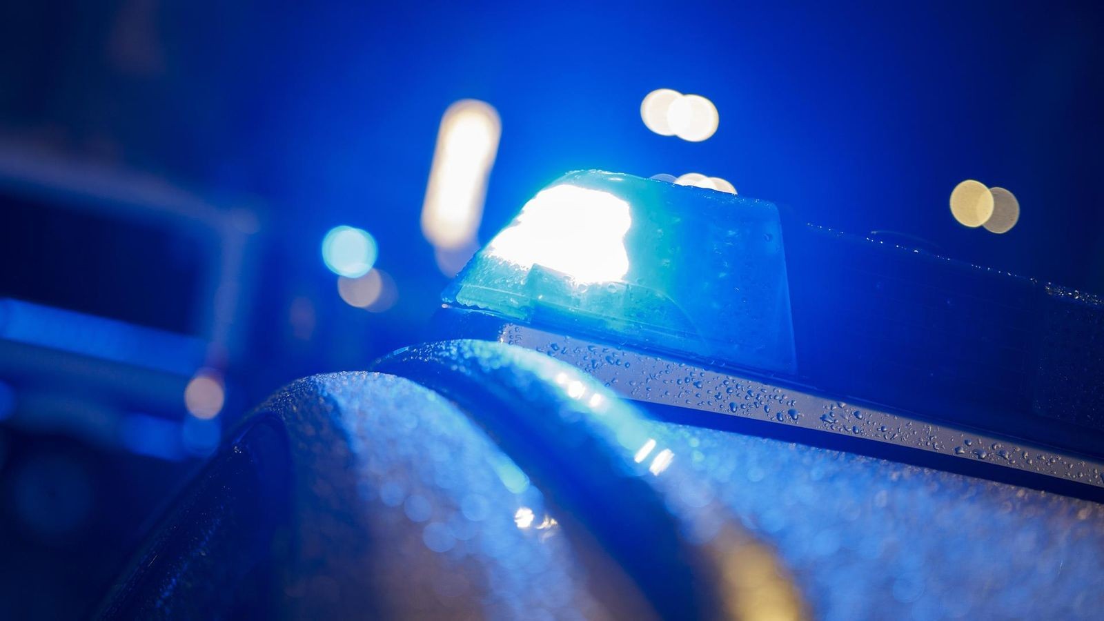 Unbekannte-spr-hen-Hakenkreuze-auf-Stra-e-in-Wesendorf