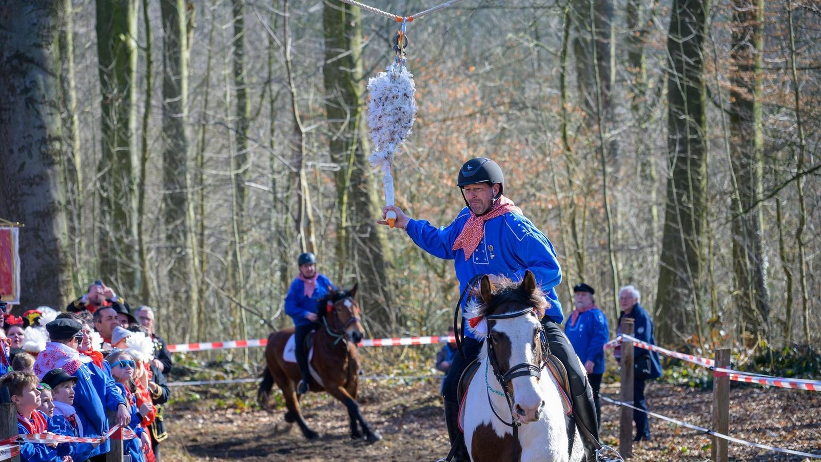 Traditionelles-G-nsereiten-an-Karneval-Fr-her-umstritten-heute-beliebt