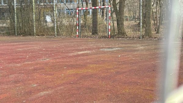 Maroder Bolzplatz soll saniert werden – wenn Kiel einverstanden ist