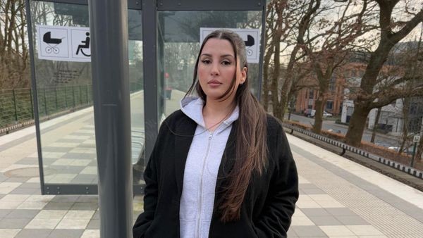 Hamburgerin (31) in U-Bahn geschubst und beleidigt – ihre Forderung