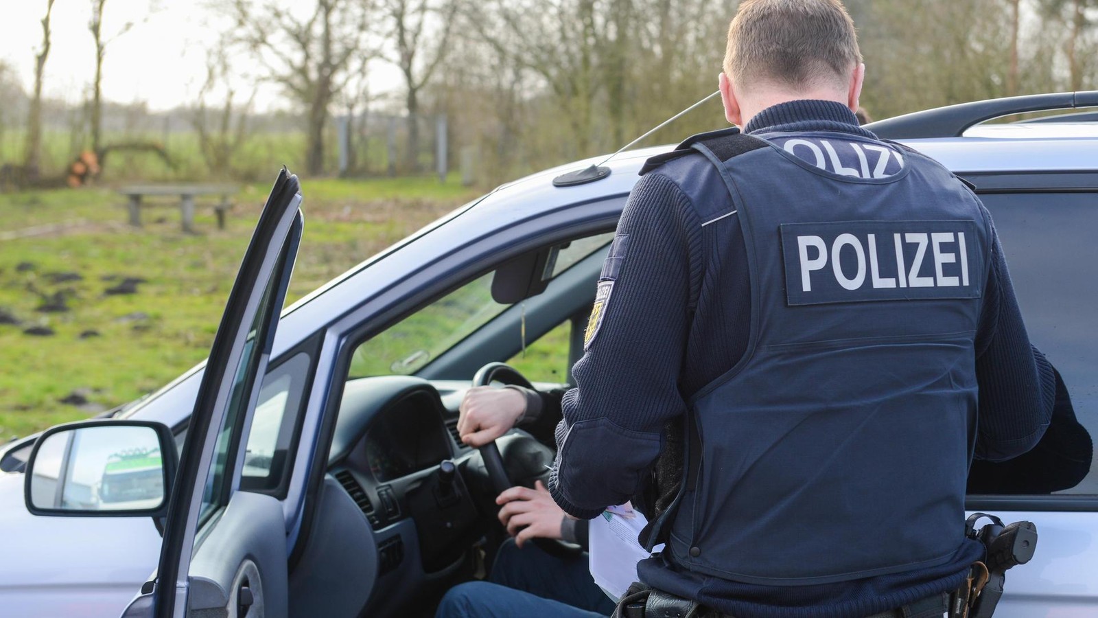 Unfallverursacher-meldet-sich-zu-sp-t-bei-Polizei-in-Meschede-Besch-digtes-Auto-gesucht