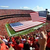 epa02910419 A fan holds up an American flag while an American flag spreads the field during a ceremony on the tenth anniversary of the attacks on New York twin towers and the Pentagon before the NFL american football game between the Buffalo Bills and the Kansas City Chiefs at Arrowhead Stadium in Kansas City, Missouri, USA, 11 September 2011. EPA/LARRY W. SMITH ++ +++ dpa-Bildfunk +++ Buffalo Bills at Kansas City Chiefs