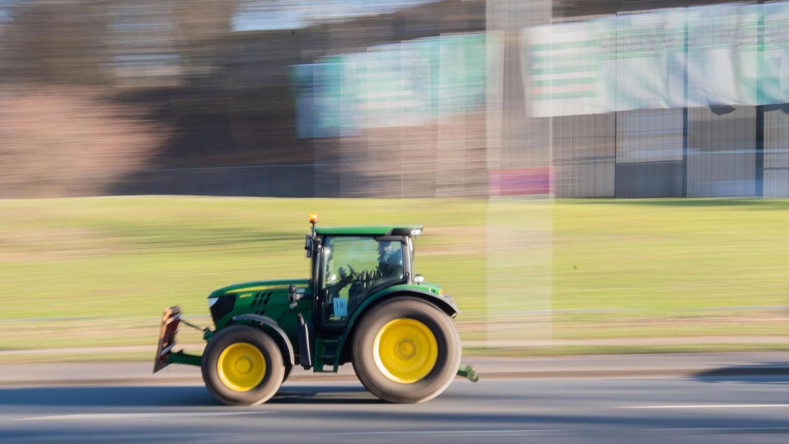 Landkreis-S-mmerda-17-J-hriger-fl-chtet-mit-Traktor-vor-Polizeikontrolle
