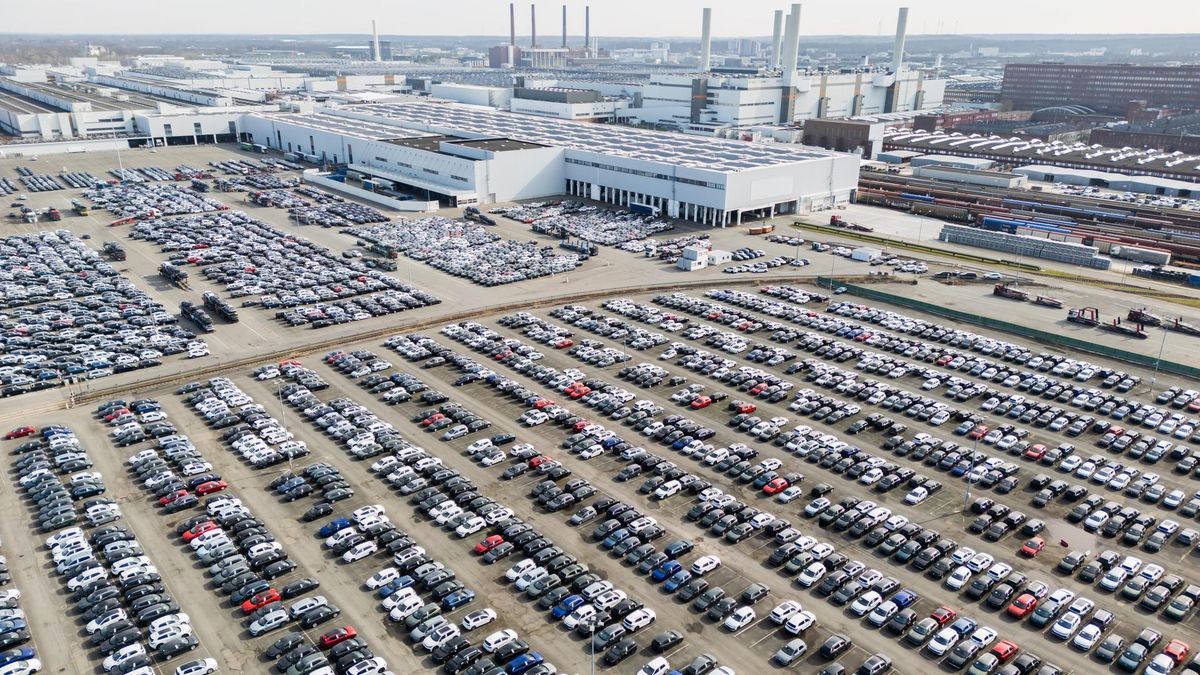 Neuwagen von Volkswagen stehen auf dem Werksgelände in Wolfsburg. Die Marke VW wuchs im Juli in Deutschland überdurchschnittlich. 