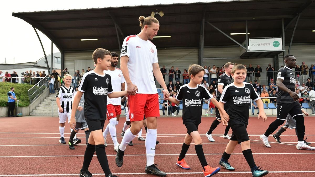 RWE ist ein gern gesehener Gast im Jahnstadion. Der Besuch beim VfB Bottrop in der Saisonvorbereitung hat schon Tradition. Diesmal kommt Rot-Weiss Essen am 28. Juni nach Bottrop. RWE ist ein gern gesehener Gast im Jahnstadion. Der Besuch beim VfB Bottrop in der Saisonvorbereitung hat schon Tradition. Diesmal kommt Rot-Weiss Essen am 28. Juni nach Bottrop.