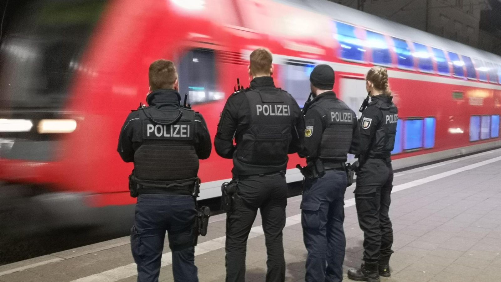 Polizeikontrolle-in-der-Bahn-Frau-50-will-Messer-behalten