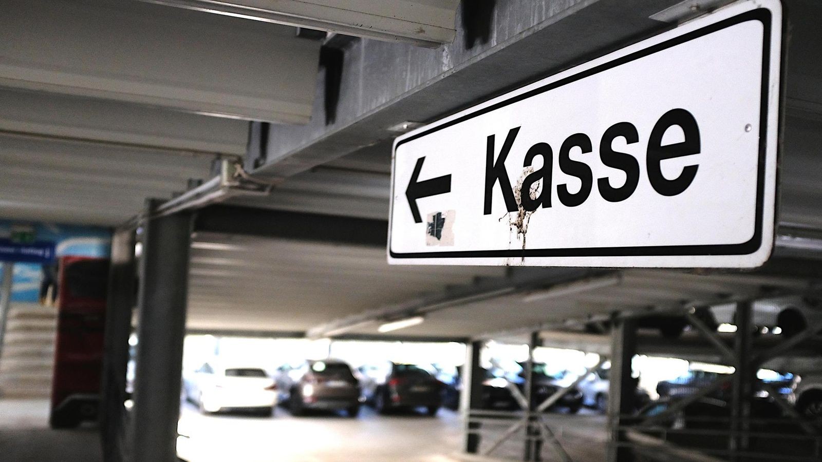 Im-Parkhaus-nahe-Weimars-Hauptpost-Diebe-schlagen-Autoscheibe-ein-und-klauen-Navi