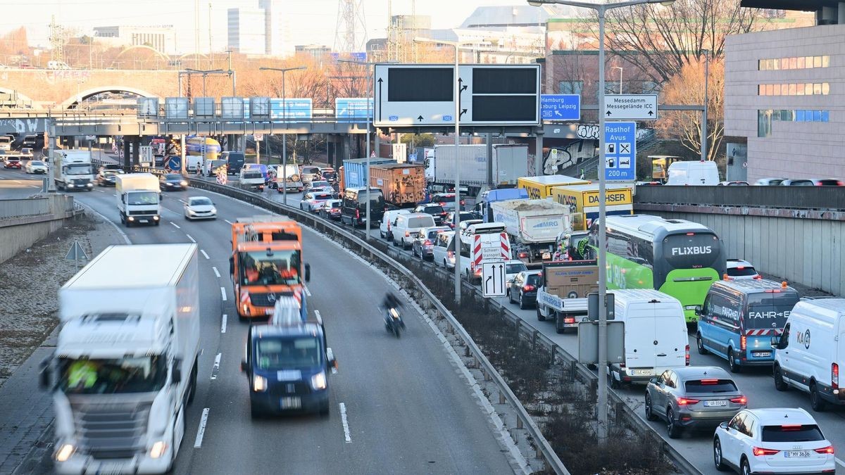 Autos stehen auf der A100 in Richtung der gesperrten Brücke an der Messe im Stau. 