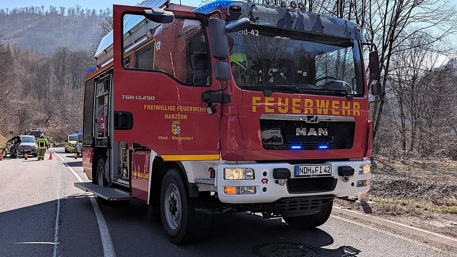 Sturz-auf-der-Stra-e-im-S-dharz-Zwei-Verletzte-nach-Motorradunfall