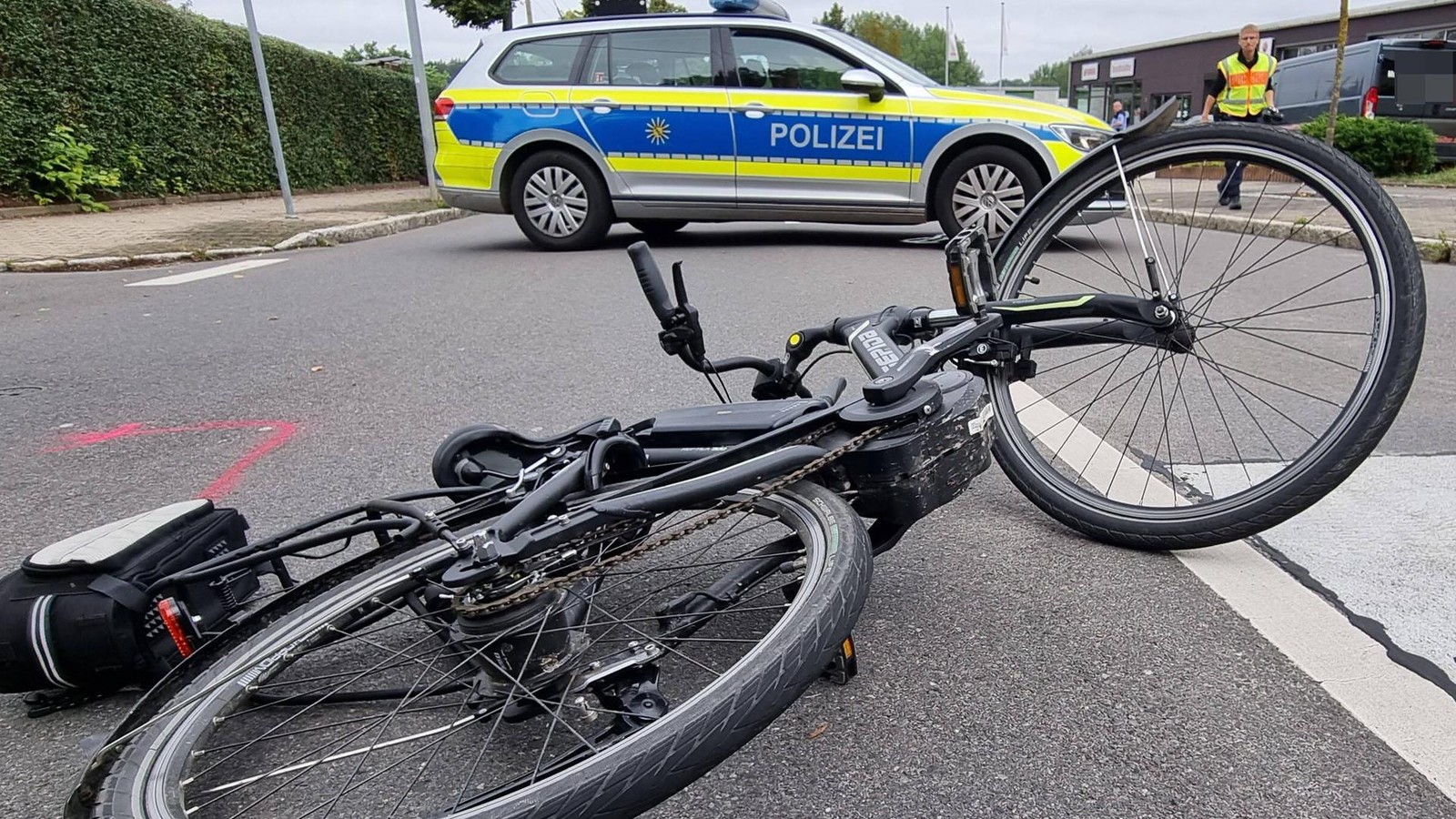 Schwerer-Verkehrsunfall-mit-E-Bike-Niederl-nder-kollidierte-mit-Fu-g-ngerin