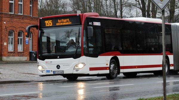 Autofahrer bremst in Erfurt Linienbus brutal aus - mehrere Verletzte