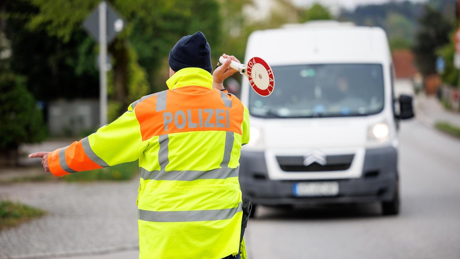 Wei-er-Transporter-in-Winterberg-Polizei-nimmt-drei-M-nner-fest