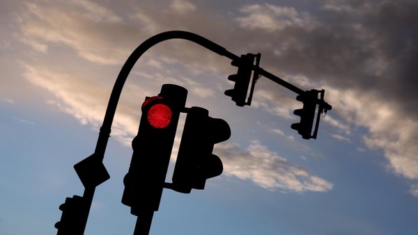 Vor Augen der Polizei: 18-Jähriger rast über rote Ampel und entgeht Unfall nur knapp