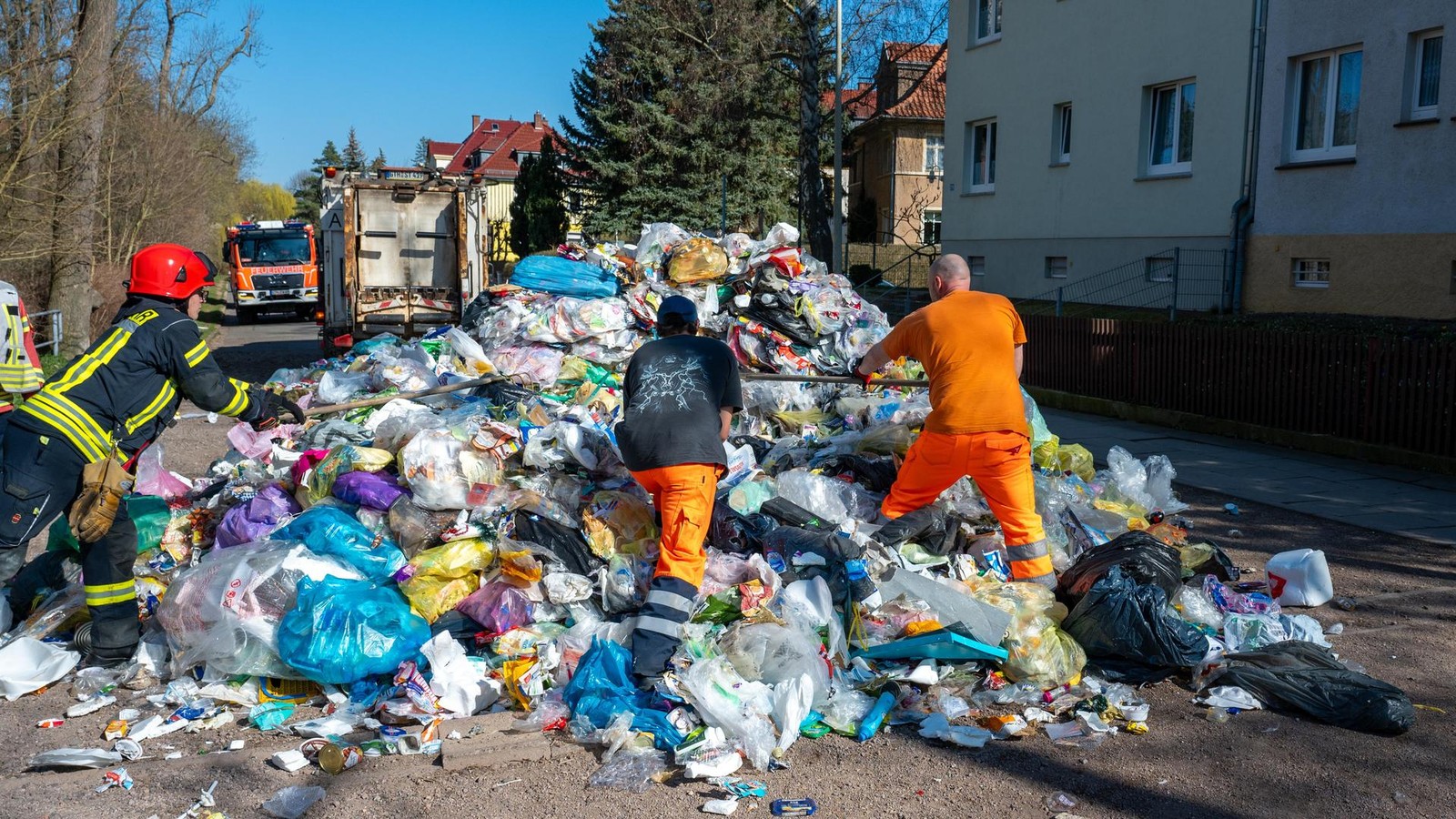 Tierische-Lebensretter-fatale-Pinkelpausen-und-t-lpelhafter-Waffen-Narr-im-Kreis-Gotha