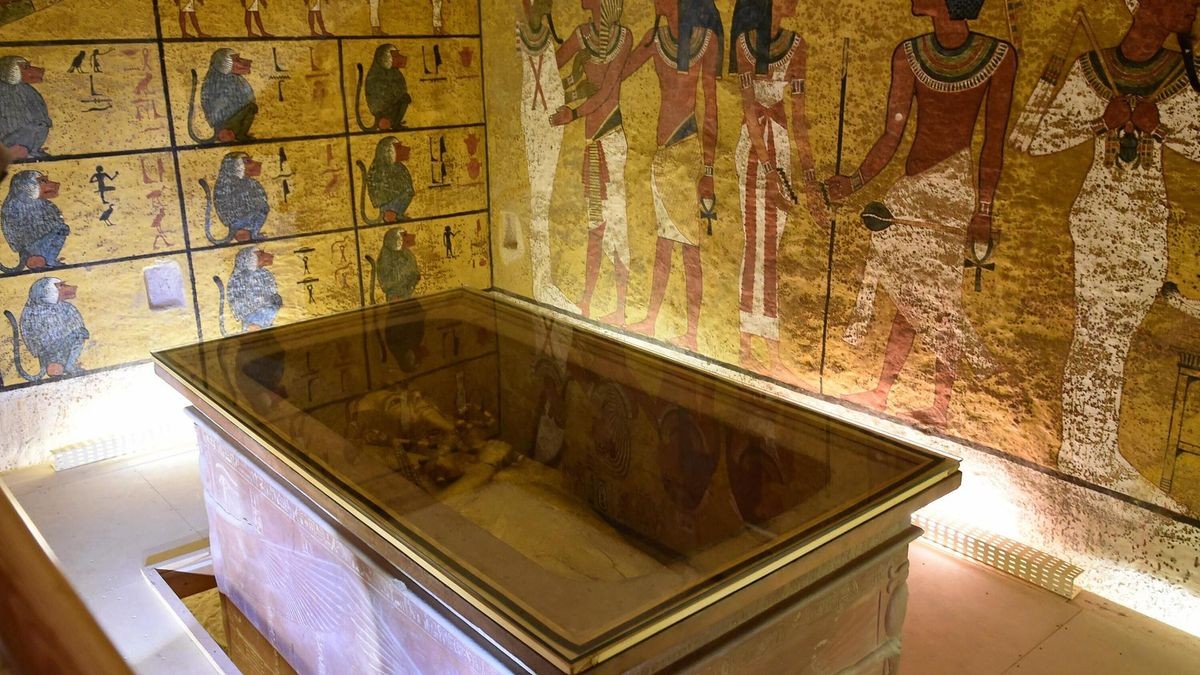Der Sarkophag von Tutanchamun in einem Altar mit Glasplatte in einer kunstvoll verzierten Kammer.