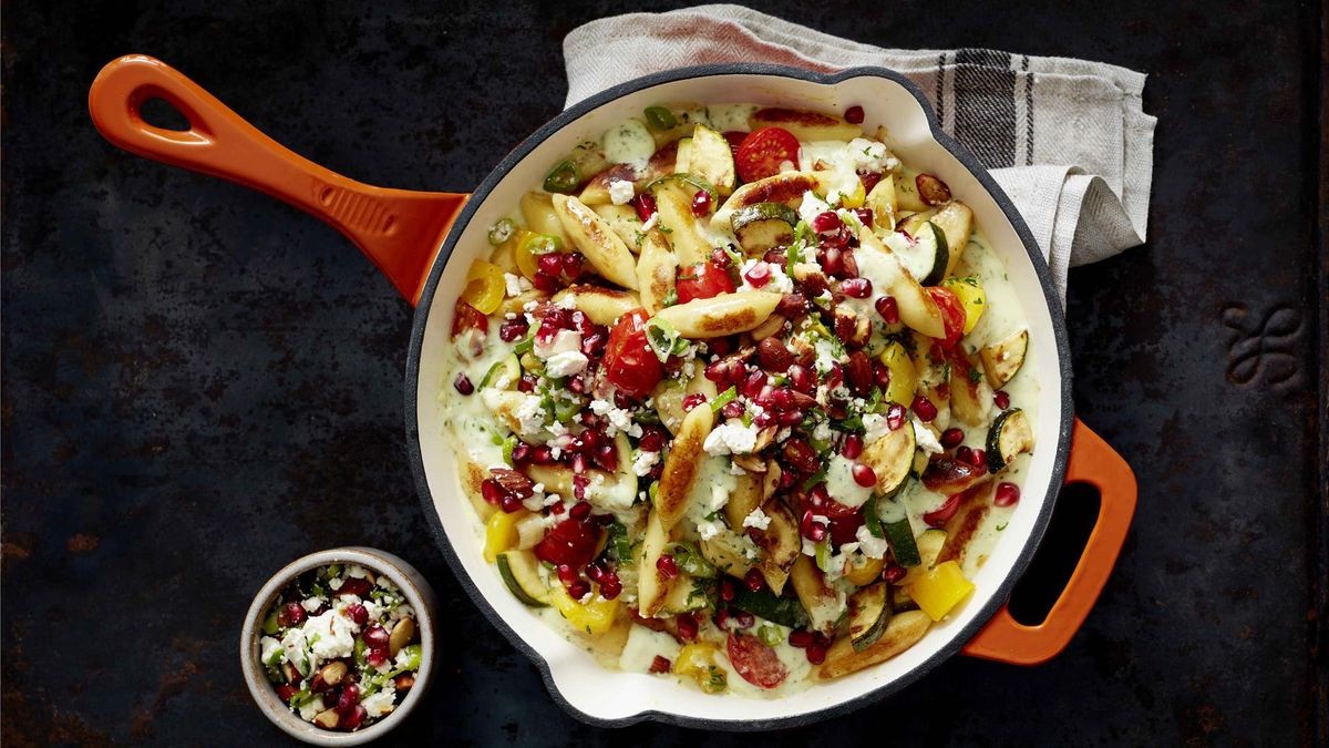 Rezept: Schupfnudelpfanne mit Feta-Granatapfel-Topping | Eat Club