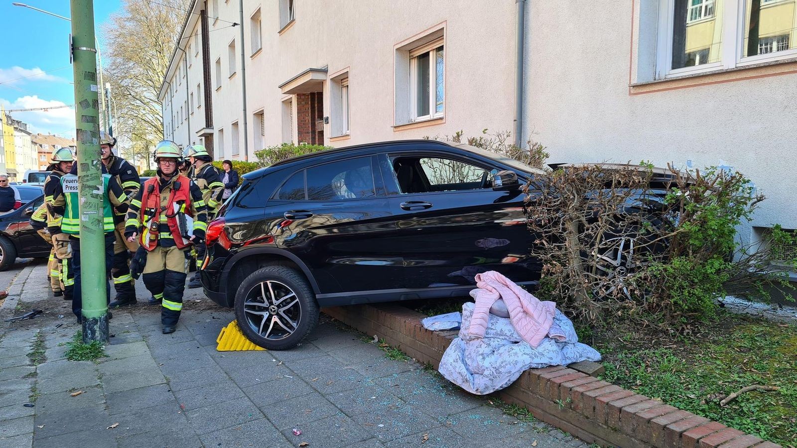 Auto gegen Hauswand: Straße in Essen-Frohnhausen gesperrt