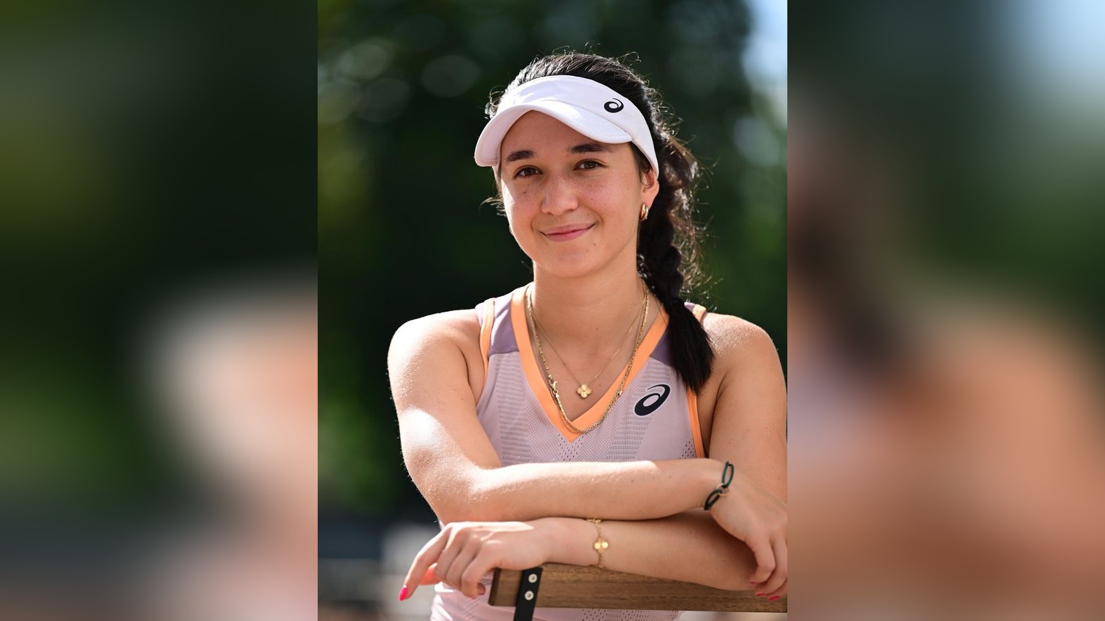 Schlagfertig-Tennisprofi-Eva-Lys-stellt-sich-Gegnern-auf-und-neben-dem-Platz