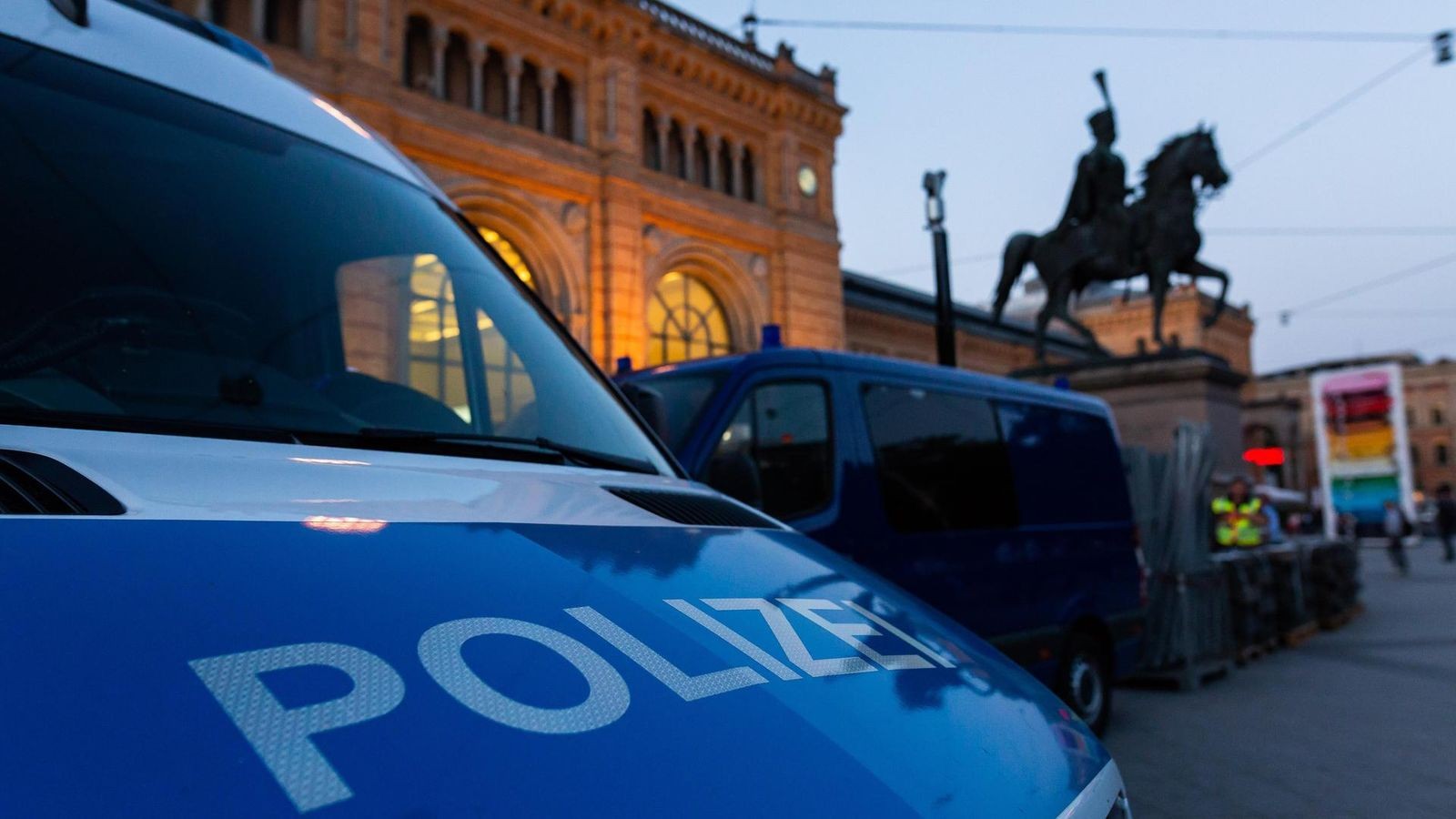 Mann-randaliert-mit-Feuerl-scher-im-Hauptbahnhof-Hannover