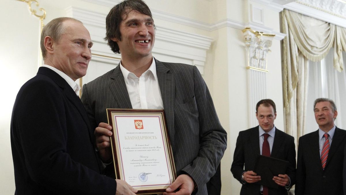 Eine lange Beziehung: Alexander Owetschkin 2012 bei einer Ehrung durch Russlands Präsidenten Wladimir Putin.