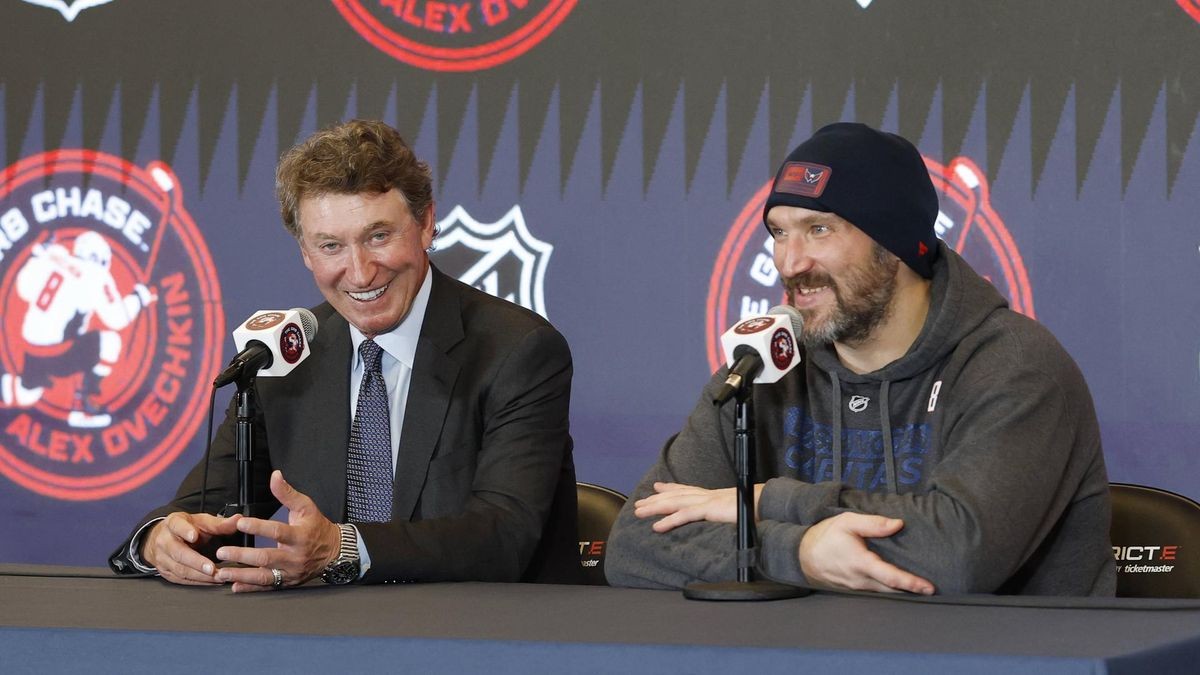 Die NHL-Rekordmänner Seite an Seite: Wayne Gretzky und Alexander Owetschkin.