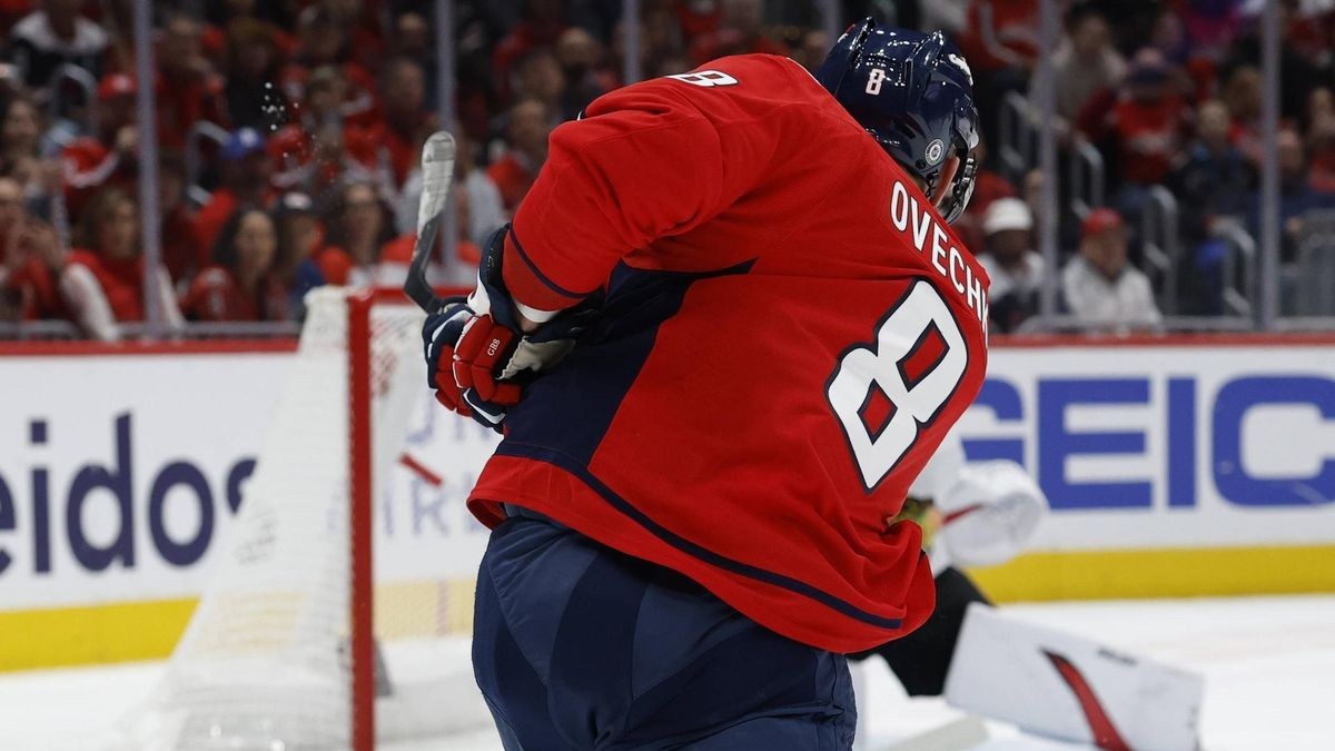 Der Schuss zum Rekord: Alexander Owetschkin trifft für die Washinton Capitals und stellt den Torrekord von NHL-Legende Wayne Gretzky ein.