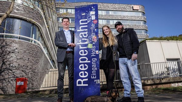 Hamburger gewinnt begehrtes Reeperbahn-Schild – wegen seines Opas