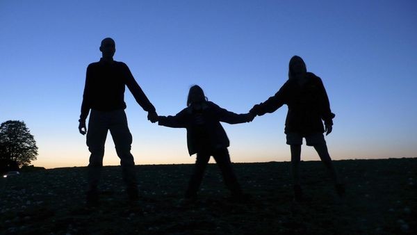 Kind outet sich als trans? „Trauer herauszulassen hilft Eltern ungemein“